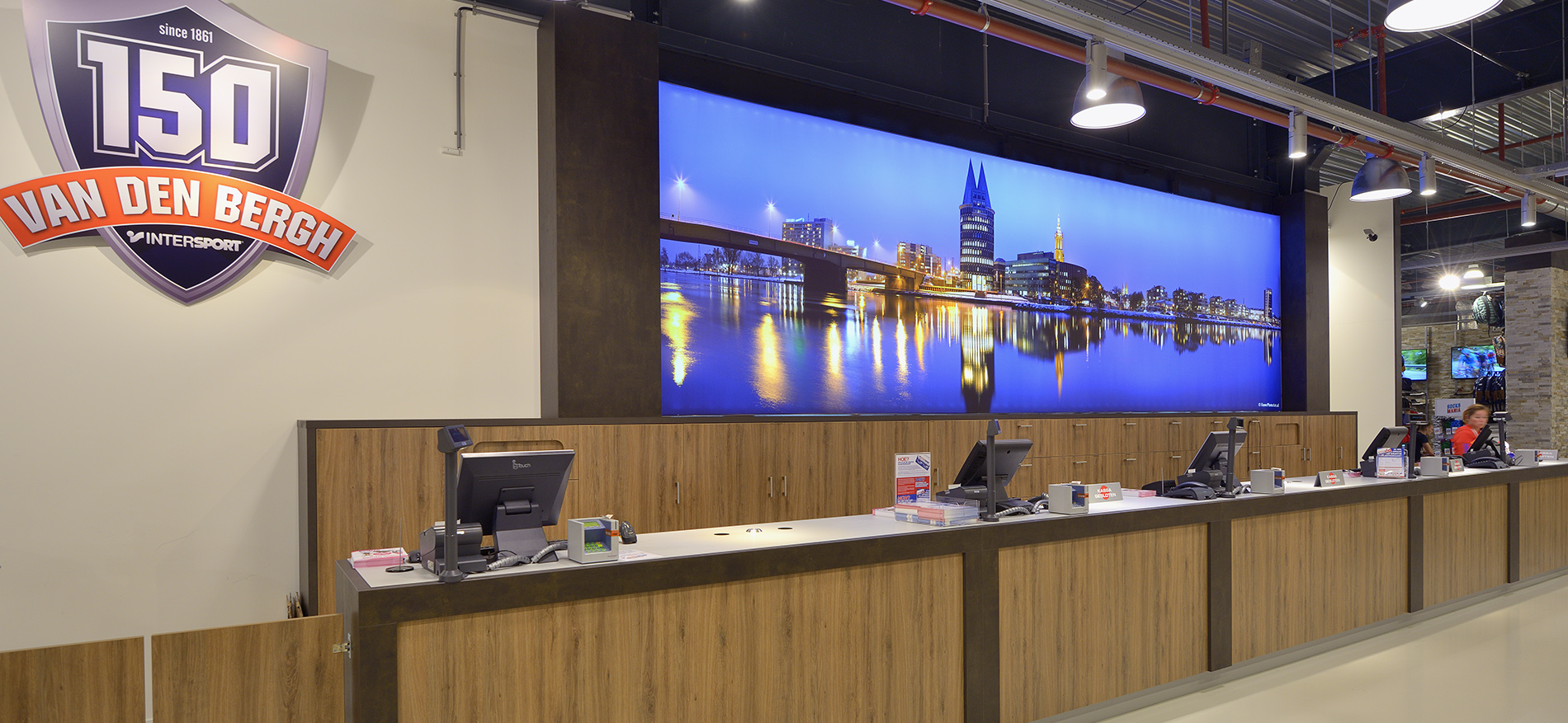 Intersport Megastore Roermond (NL): Ladenbau Sport - 