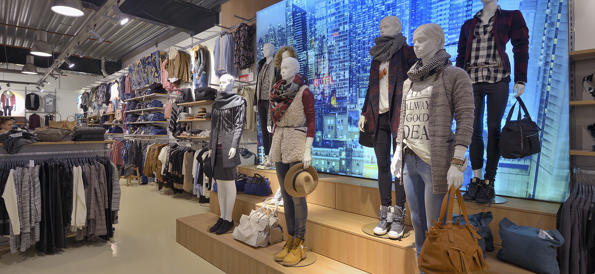 Intersport Megastore Roermond (NL): Ladenbau Sport - 