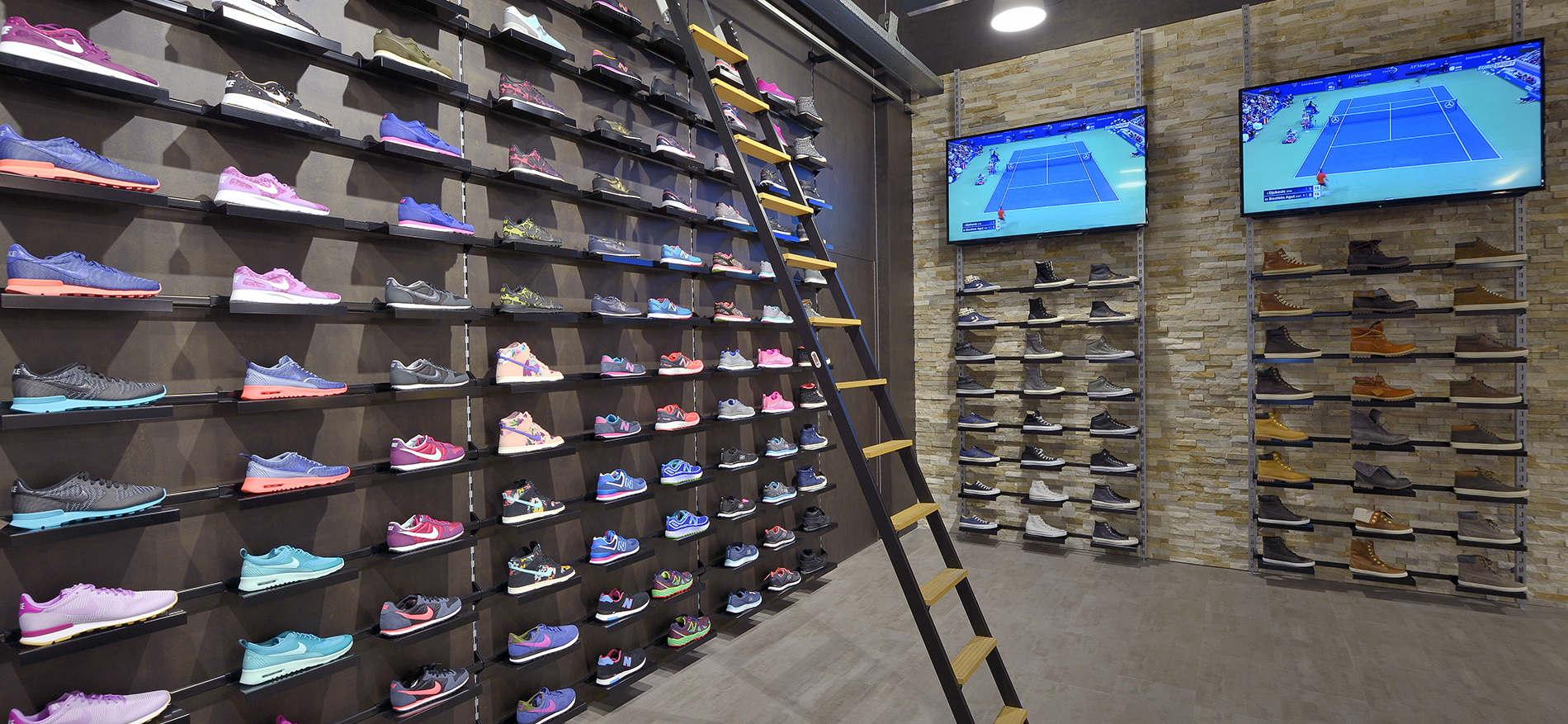 Intersport Megastore Roermond (NL): Ladenbau Sport - 