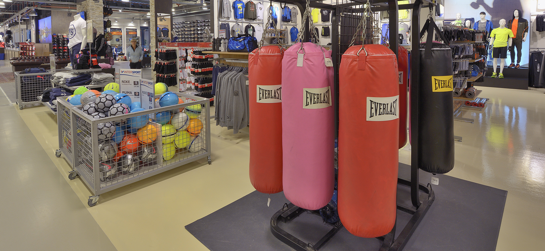 Intersport Megastore Roermond (NL): Ladenbau Sport - 