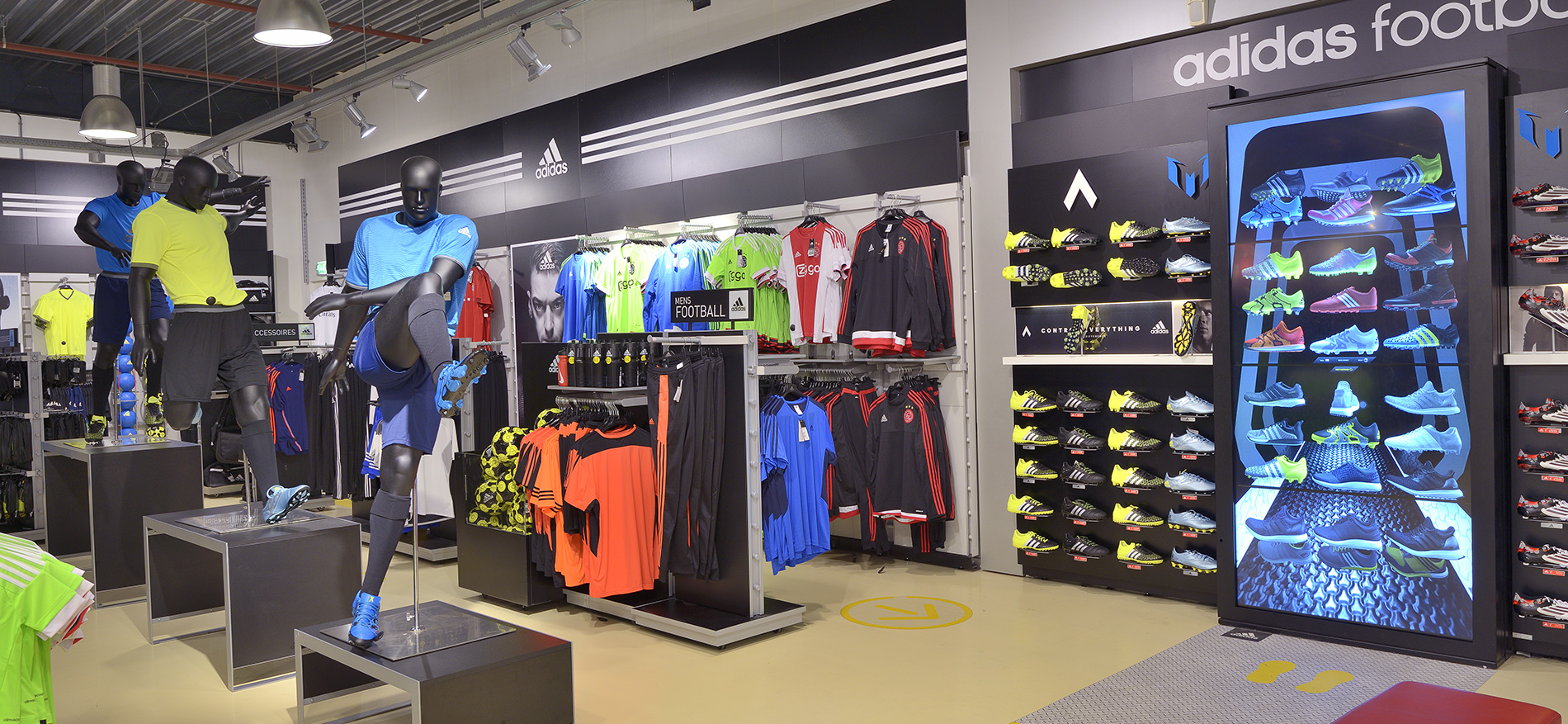 Intersport Megastore Roermond (NL): Ladenbau Sport - 