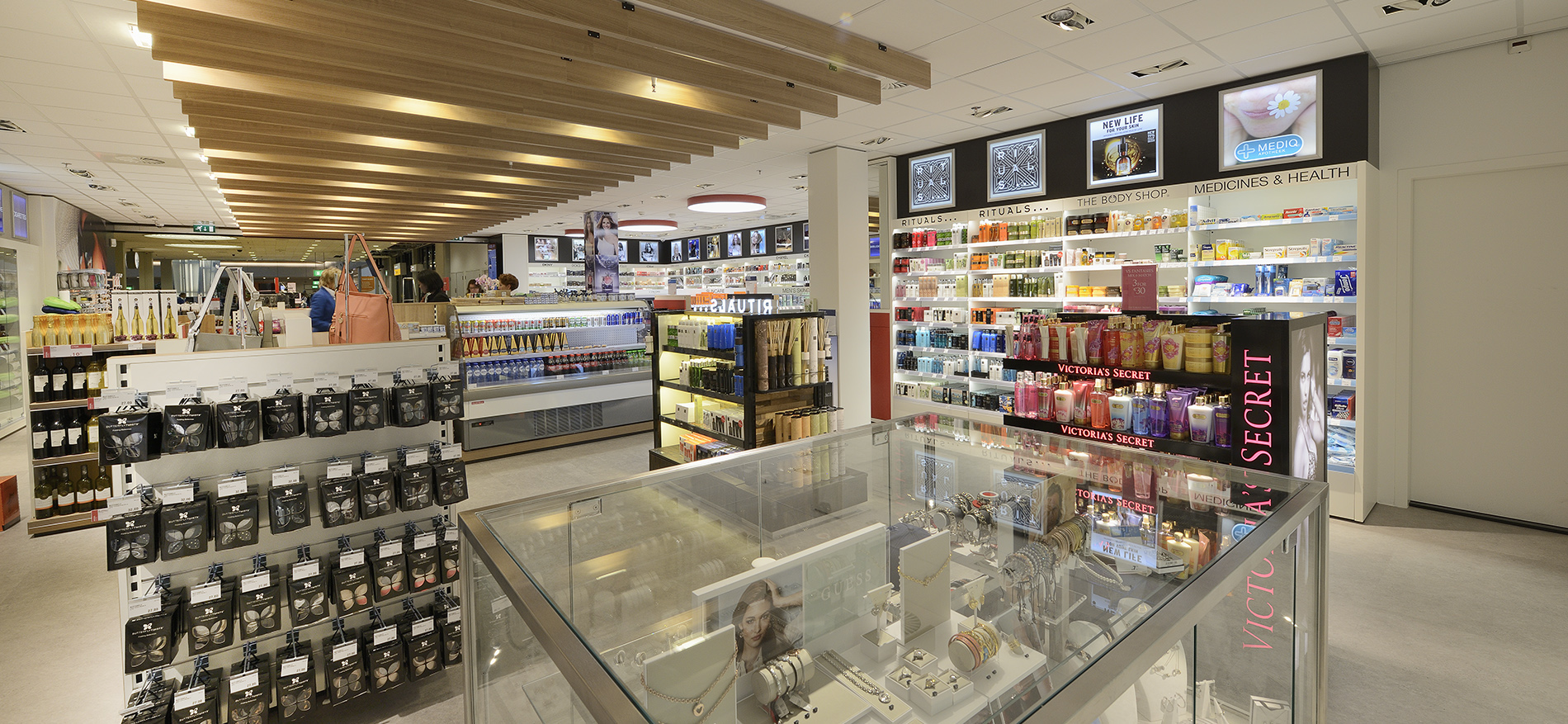 B&S Crewshop Airport Schiphol (NL) – Einrichtung Flughafen Shop - Retail design