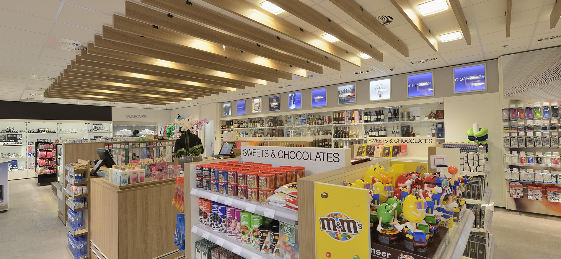 B&S Crewshop Airport Schiphol (NL) – Einrichtung Flughafen Shop - Retail design