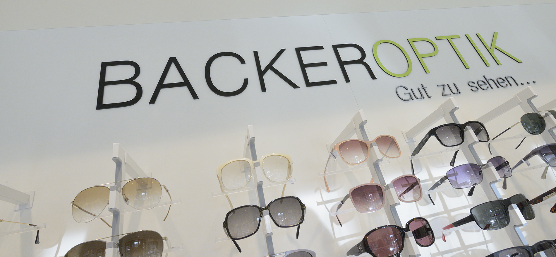 Backer Optik – Emden (DE). Neue Einrichtung Augenoptiker - 