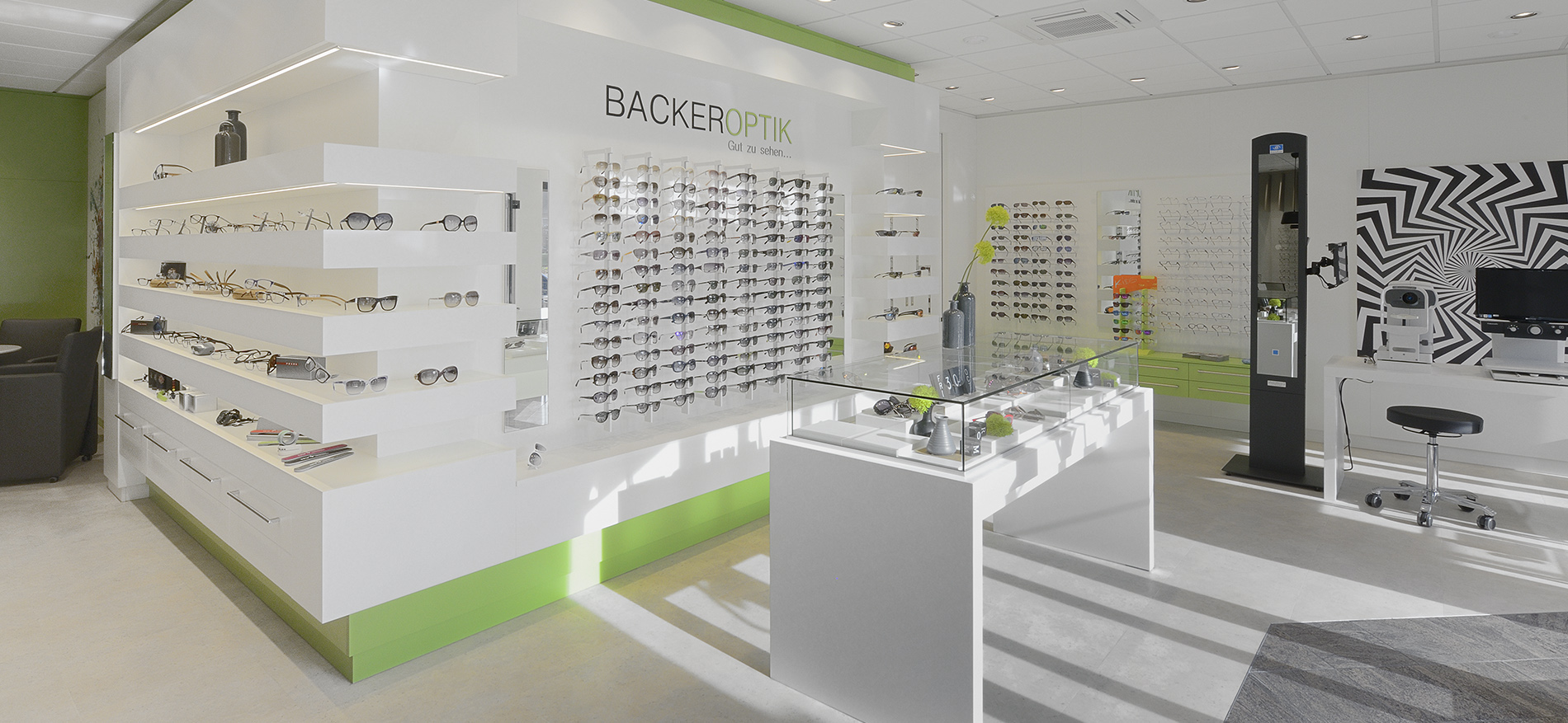 Backer Optik – Emden (DE). Neue Einrichtung Augenoptiker - 