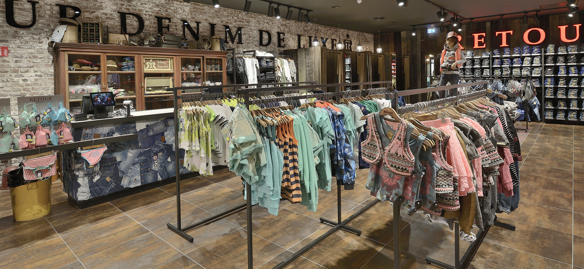 Outlet concept store Retour Jeans, Roermond - Fashion