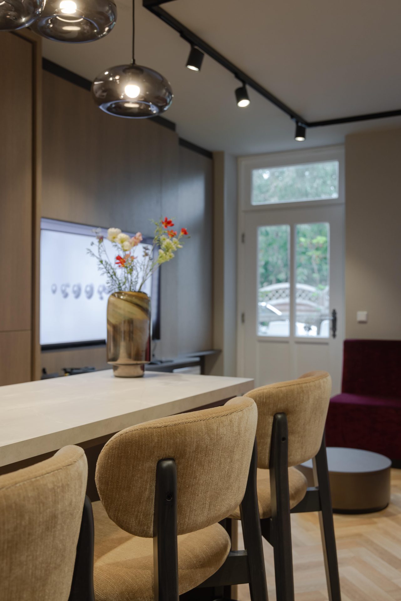 Fauteuils confortables avec vue sur la télévision et la cheminée dans un aménagement moderne d’audioprothésiste