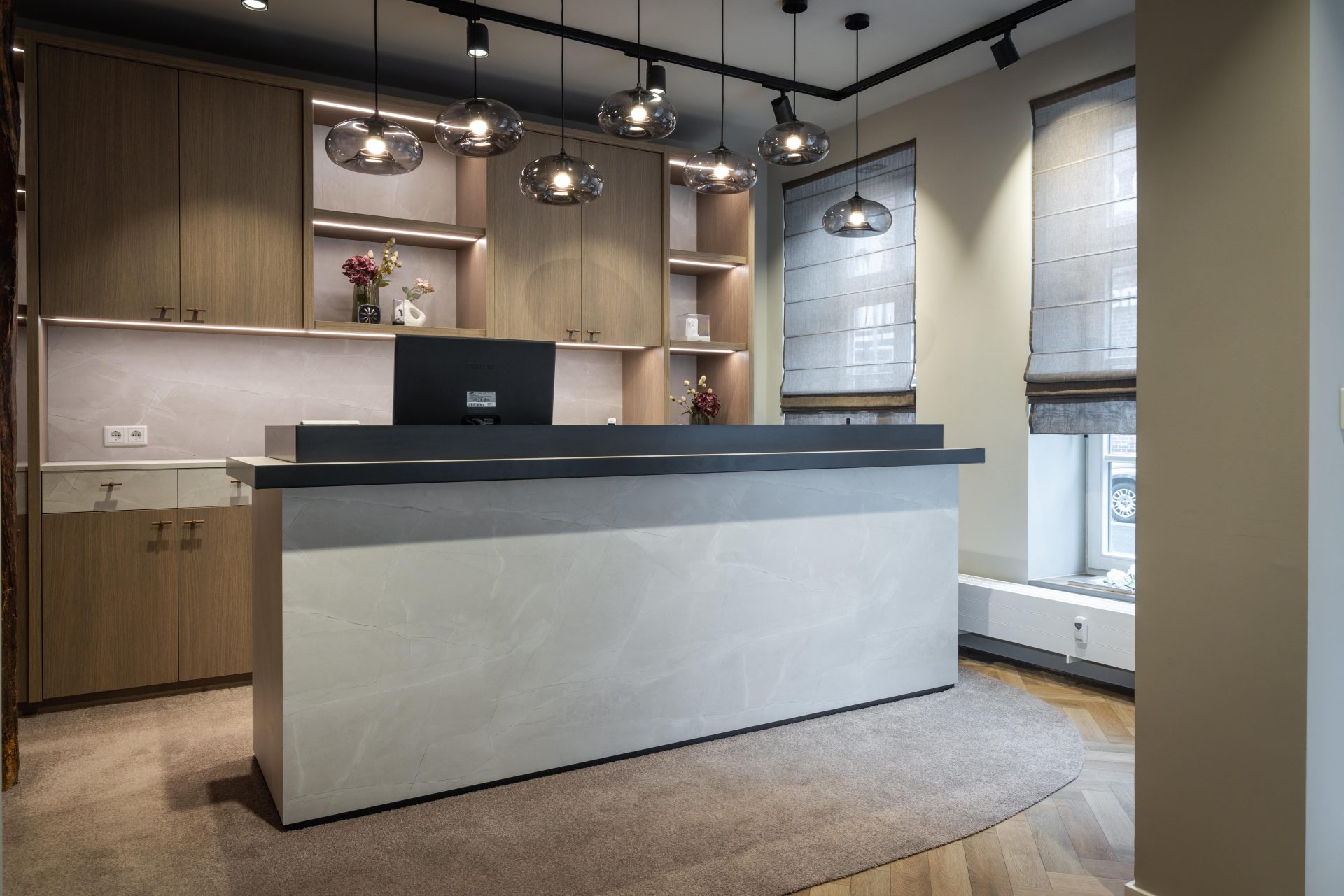 Comptoir avec armoire sur mesure dans un aménagement moderne d’audioprothésiste