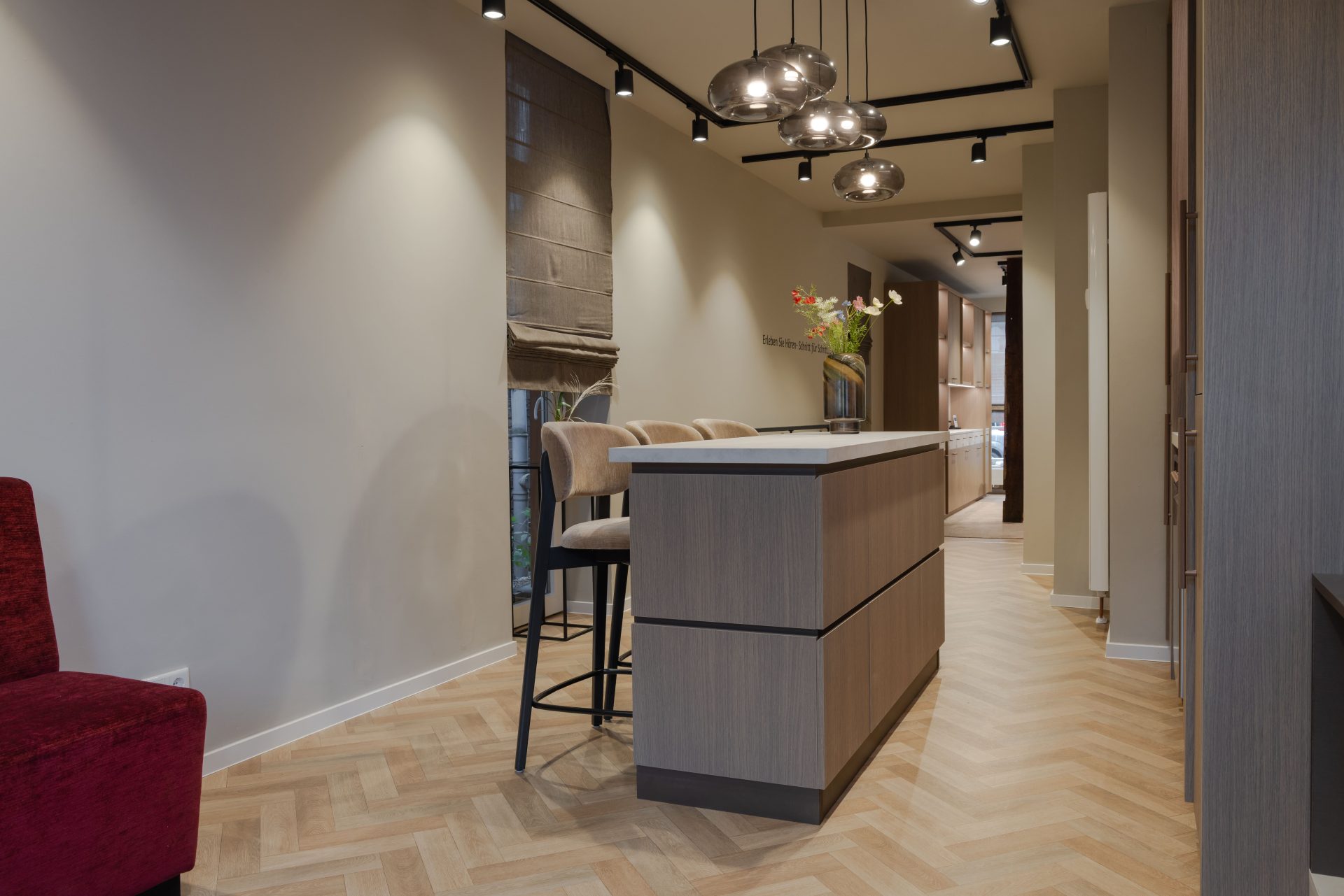 Bar de luxe et espace d’attente pour les clients dans un aménagement moderne d’audioprothésiste