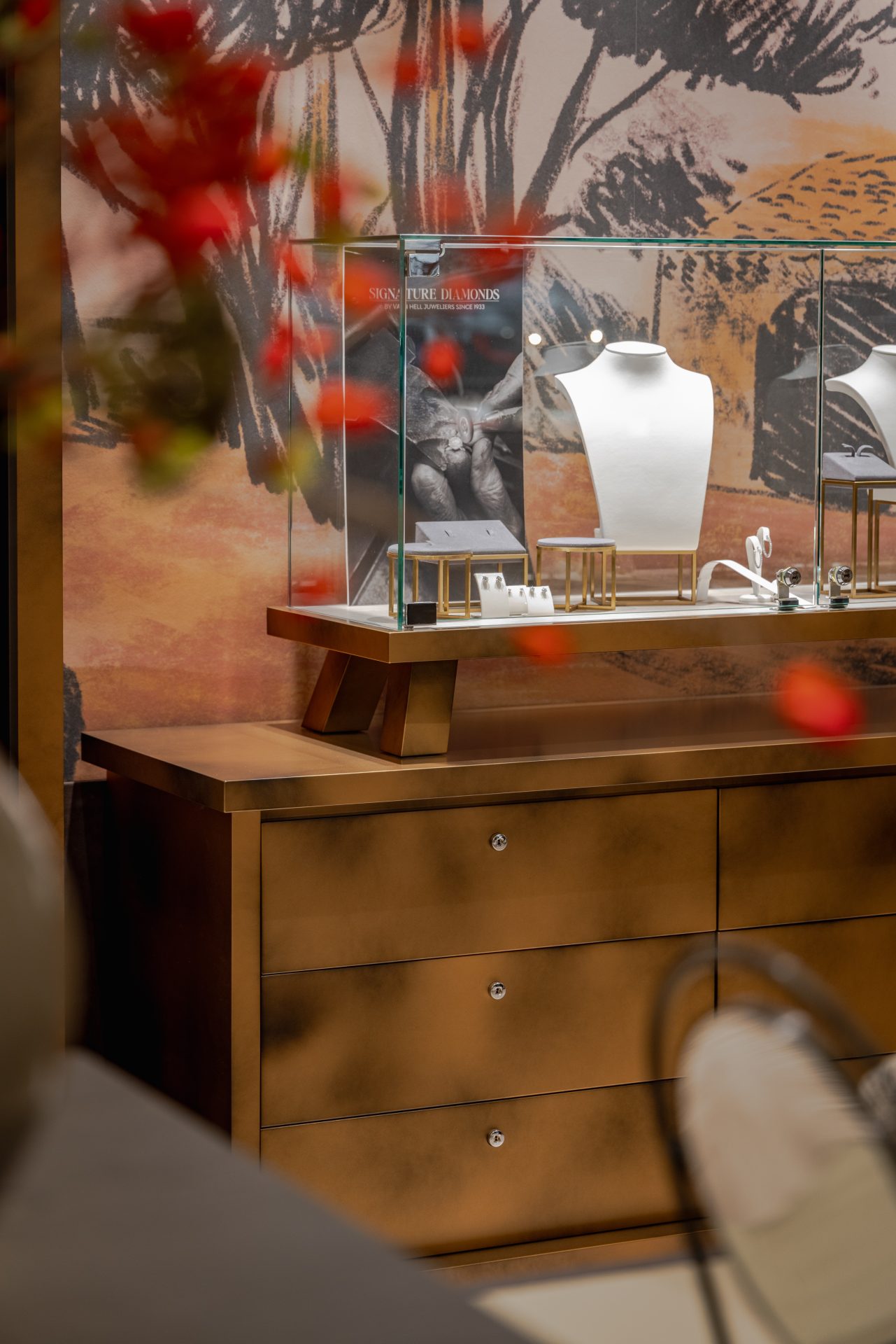 Neue Ladenumbau von Van Hell Juwelier Zwolle mit moderner Beleuchtung und eleganten Materialien