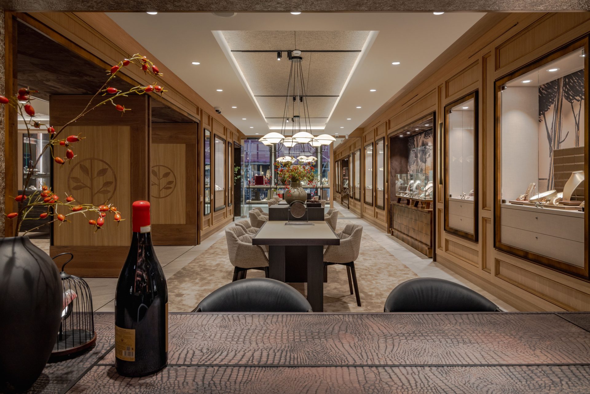 Interieur von Van Hell Juwelier Zwolle nach Ladenumbau mit elegantem Holz und Naturstein